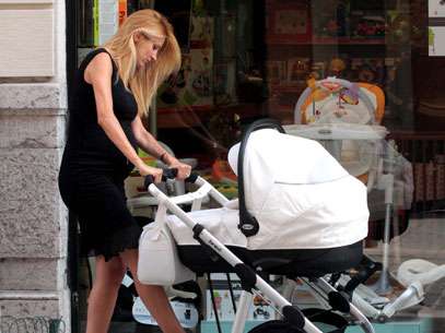 Adriana Volpe fa shopping per il futuro bebè