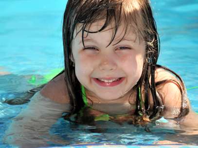 Bambini in piscina: il cloro distrugge la pelle